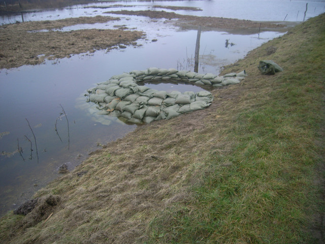 Mit Sandsäcken werden besonders gefährdete <br />Stellen abgesichert.