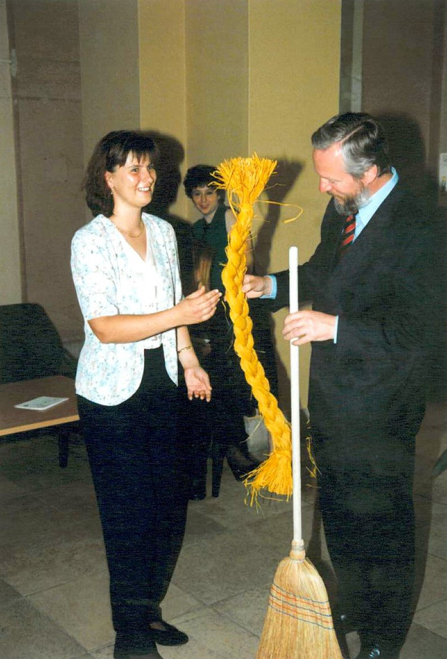 Vor zehn Jahren gab es für Landrat Dr. Burkhard Schröder zu Eröffnung des Bürgerservicebüros den sprichwörtlichen "abgeschnittenen alten Zopf" und einen "neuen Besen" - Symbol für das neue und frische Bürgerservicebüro der havelländischen Kreisverwaltung. (Foto: Archiv Kreisverwaltung)