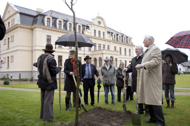"Wachse und gedeihe" - mit diesem Wunsch setzten Ministerialdirektor Dr. Albrecht Rittmann (vorn re.) und Landrat Dr. Burkhard Schröder die "Stuttgarter Geißhirtle" im Deutschen Birnengarten von Ribbeck.