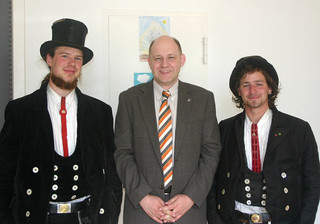 Roger Lewandowski begrüßte die Wandergesellen Charlie Weituschat (li.) und Dominic Felder (re.) in der Kreisverwaltung in Rathenow.
