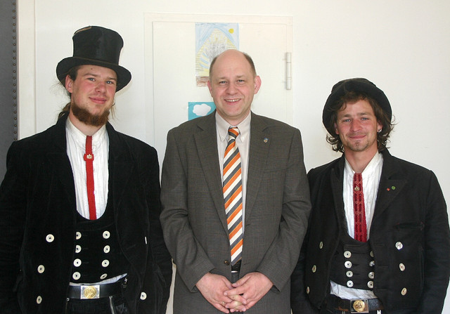 Roger Lewandowski begrüßte die Wandergesellen Charlie Weituschat (li.) und Dominic Felder (re.) in der Kreisverwaltung in Rathenow.