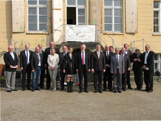 Vor dem Gutshaus Neukladow: Im Gutshaus fand die gemeinsame Dienstberatung der Verwaltungsleitungen des Landkreises Havelland und des Bezirkes Spandau statt