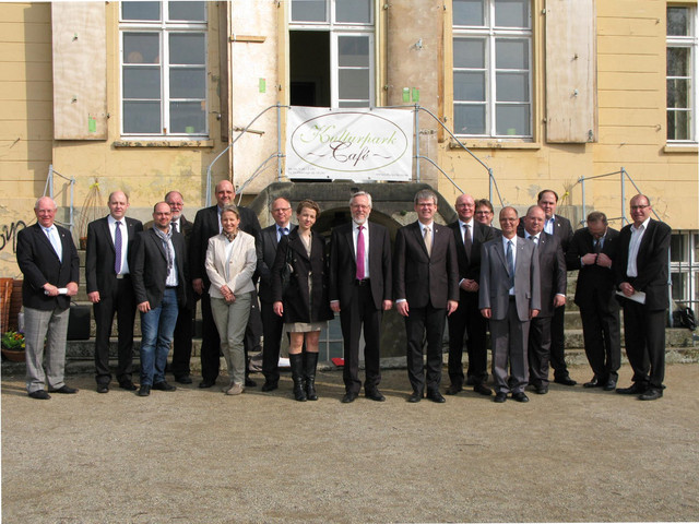 Vor dem Gutshaus Neukladow: Im Gutshaus fand die gemeinsame Dienstberatung der Verwaltungsleitungen des Landkreises Havelland und des Bezirkes Spandau statt