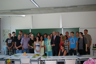 Andreas Ernst (Mitte) mit den Absolventen des Zweiten Bildungsweges anlässlich der Überreichung der Schulabschlusszeugnisse