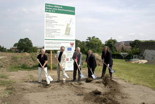 Bärbel Eitner von der LAG Havelland, der Kreistagsvorsitzende Jürgen Bigalke, Landrat Dr. Burkhard Schröder, Nauens Bürgermeister Detlef Fleischmann und Friedrich Höricke, Geschäftsführer des Schlosses Ribbeck (v.li.), vollzogen den symbolischen ersten Spatenstich.