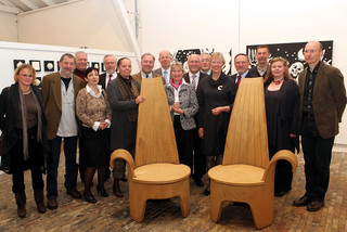 Die ausstellenden Künstler und die Ehrengäste bei der Ausstellungseröffnung in Büdelsdorf.