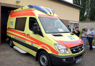 Anlässlich der Eröffnung wurde erstmals der neue Rettungswagen der Gesellschaft präsentiert.