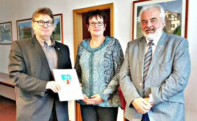Die Leiterin des Frauenhauses, Catrin Seeger (Mitte), zusammen mit Sozialdezernent Wolfgang Gall und Bürgermeister der Stadt Rathenow, Ronald Seeger.