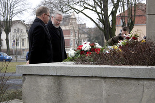 Landrat Dr. Burkhard Schröder legte am heutigen Dienstag gemeinsam mit Bruno Kämmerling (li.) einen Kranz zur Erinnerung an die Opfer des Nationalsozialismus nieder. Foto: Nagel