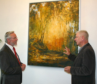 Michael Student (re.) zeigt <br /> Landrat Dr. Burkhard Schröder sein Werk