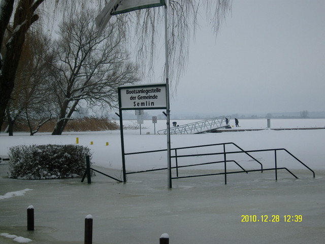 Überschwemmt ist auch die Bootsanlegestelle in Semlin.