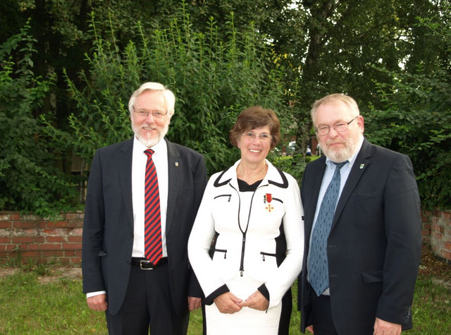 v.l. Landrat Dr. Burkhard Schröder, Angelika Spiekermann, Bürgermeister Brieselang Wilhelm Garn