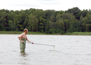 Mit einem Probennahmestab werden Wasserproben aus den untersuchten Gewässern entnommen.