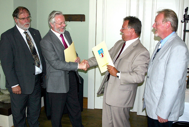 Dr. Henning Kellner, Dr. Burkhard Schröder, Jörg Grigoleit und Dr. Frank Heinrich bei der Unterzeichnung des Vertrages zur Durchführung des Rettungsdienstes im Havelland.