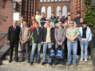 Elke Ball, LEB-Chefin, Roger Lewandowski, Erster Beigeordneter im Landkreis (l.) und die deutsch-polnische Azubigruppe vor dem Kreishaus in Rathenow