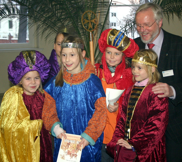 Landrat Dr. Burkhard Schröder mit den <br /> Sternsingern aus Steckelsdorf.