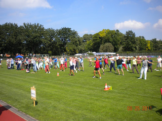 Die Teilnehmer beim ersten Seniorensportfest 2011 in Rathenow bei der Erwärmung (Foto: Kreissportbund).