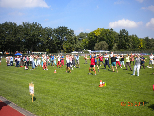 Die Teilnehmer beim ersten Seniorensportfest 2011 in Rathenow bei der Erwärmung (Foto: Kreissportbund).