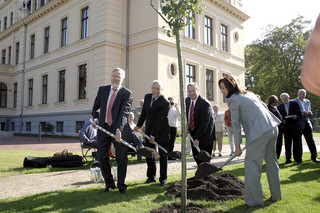 Landrat Dr. Burkhard Schröder, Staatssekretär Wolfgang Gibowski, Nauens Bürgermeister Detlef Fleischmann und die Landtagsabgeordnete Barbara Richstein (v.li.) pflanzten den niedersächsischen Birnbaum am Schloss Ribbeck.