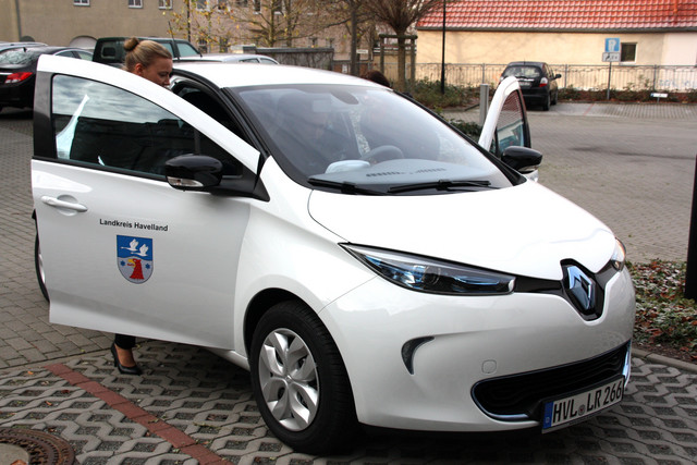 Johanna Hornig, Klimaschutzbeauftragte, testet das Elektroauto