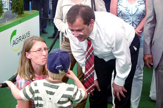 Jörg Vogelsänger ließ sich auch von den jüngsten Besuchern erklären, was diese an der BraLa interessant finden.