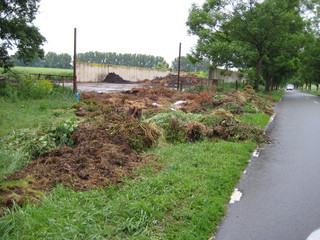 So stellte sich die Lage vor dem Silo am Donnerstag, dem 28. Mai 2009, dar. Inzwischen sind die Abfälle beseitigt.