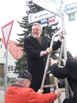 Selbst ist der Mann: Landrat Schröder befestigt das letzte Schild des neuen Leitsystems